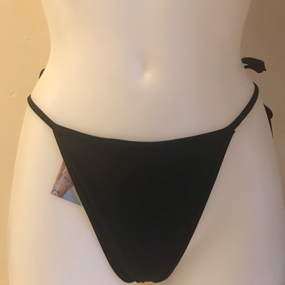 Bikini - Picture 3 of 7